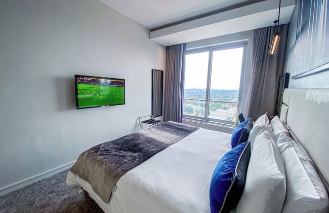 Sandtoncity-apartment-sleeps2-pool-parking - Photo 5