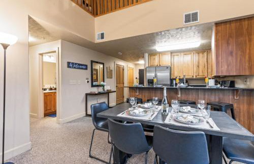 KBM Resorts Crestview Condos Spacious condo near Olympic Park with gas fireplace year-round pool hot tub city wide shuttle access. CVC-308B - Foto 20