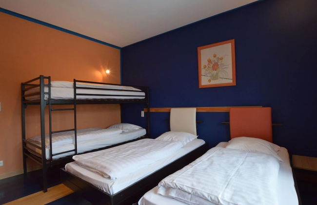 Spacious Home With Garden - Photo 4