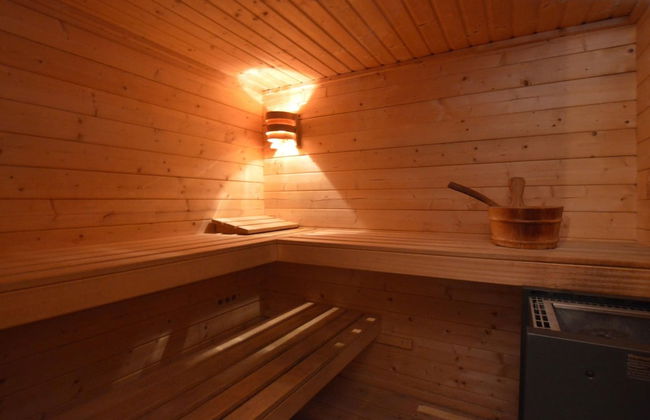 Spacious Home With Garden - Photo 29