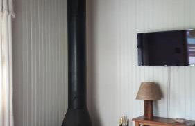 Chale de Madeira - Lareira e Fogueira---lindo gramado com mesa para café da manhã, churrasqueira e fogueira - Foto 20