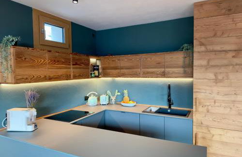 Luxury 9-Bed Apartment Steps from Ski Slopes with Parking & Ski Box - Photo 11