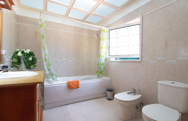 Aroeira Villa Sleeps 10 With Pool - Foto 12