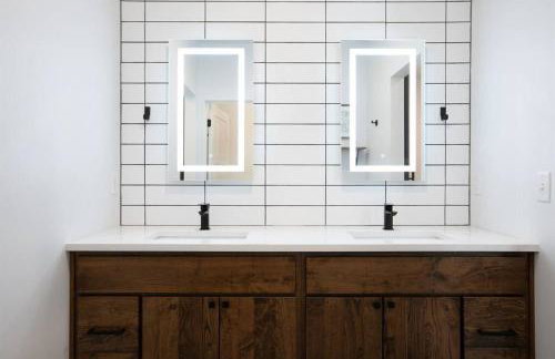 38-Acres of Luxury: 9BR, Indoor Pool, Gym, Near ND - Foto 37