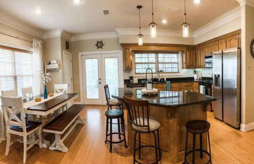 Pet Friendly Tranquil Cottage with Fire-Pit & Hot Tub Minutes to BEACHES - Foto 11