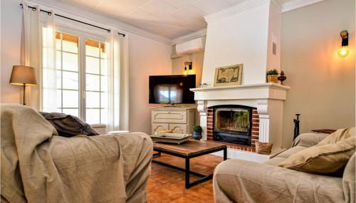4 Bedroom Lovely Home In Bellegarde - Foto 2