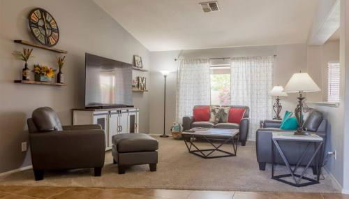 Cozy home with pool, fire table, BBQ, RV parking - Foto 4