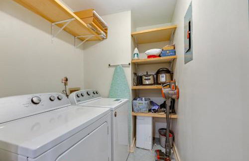 1 Mi to BOA Stadium! Walkable Condo with Porch - Foto 17