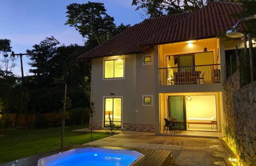 Chalé Novo - 4 quartos - 12 camas - Hidromassagem e Ar condicionado nos quartos - Cond Montserrat - Foto 1