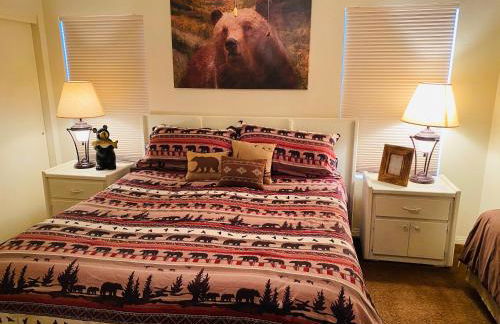 2BR Gated Escape With A Pool And Walk to Dining and Trails - Foto 14