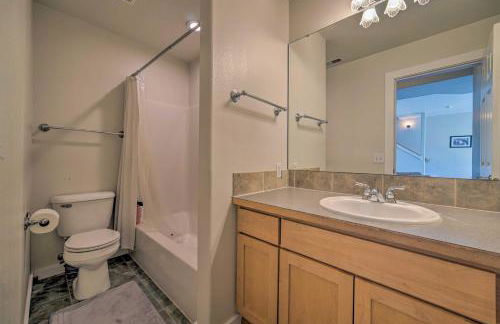 Spacious Lake Stevens Home with Fire Pit, Patio - Foto 28