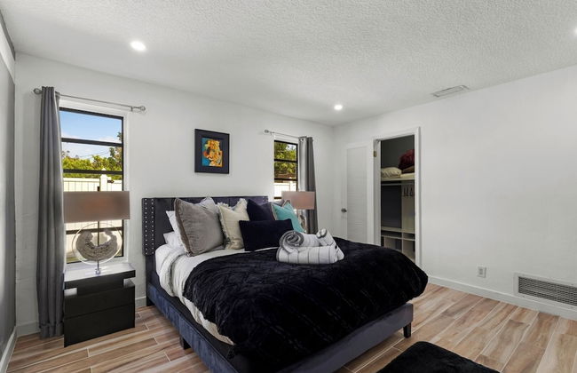 Family-friendly 5BR Home w/ Heated Pool & Parking - Foto 49