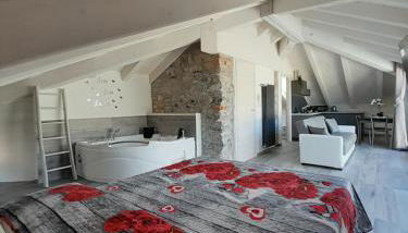 White suite - Jacuzzi, Swimming pool & Lake view - Photo 3, towels