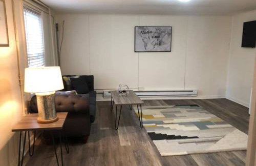 Walk to Hospital, Heart of Cville, Fenced backyard - Foto 3