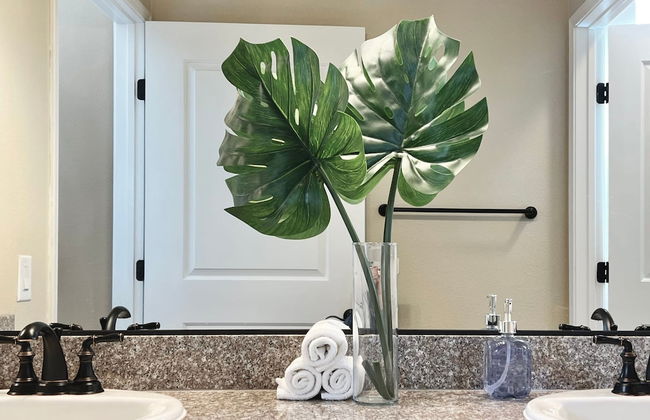 Relaxing 2-br Apt With Pool Hot Tub Gym - Photo 20