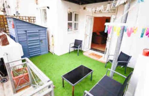 Lovely Two Bedroom Apartment, with private garden! - Photo 12