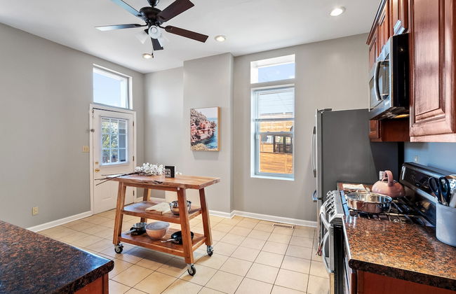 Massive Downtown Area Home... sleeps 14 - Photo 6