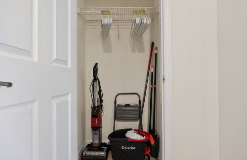 Newport 1 BR w Work Setup by Anyplace - 11747 - Foto 23