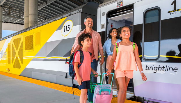 Trem de alta velocidade Brightline entre Boca Raton e Orlando
