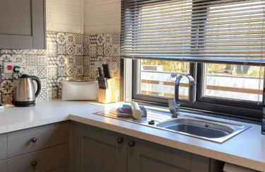 Otter 2 Lodge - Private Hot Tub- Dog Friendly - Wiltshire-Bristol - Foto 14