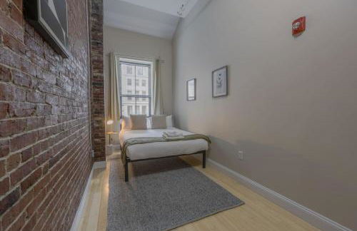 Stylish Exposed Brick 3 Bedroom - Photo 14