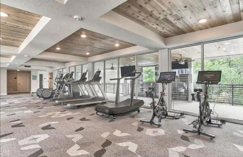 Beautiful RiverWalk Apt with Full Amenities, King Bed & Free Parking - Foto 26