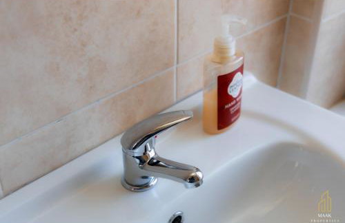 Modern 2BR Apartment - Prime Location Near Beach & Town - Sleeps 5 - Foto 33