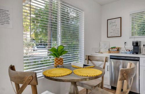 Modern Cottage, Hot Tub, Bistro Patio, Putting Green, Walk to All! - Foto 42