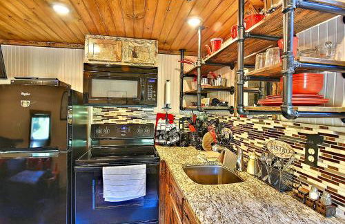 Glamping Caboose Rental Perfect for Families near Clyde, North Carolina - Foto 5