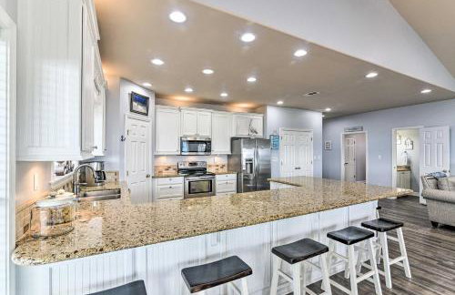 Group Getaway with Deck, Steps to Crystal Beach! - Foto 11