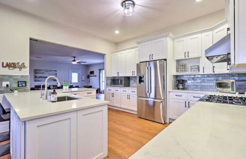 Modern Lakehouse with Stunning Views and Hot Tub! - Foto 9