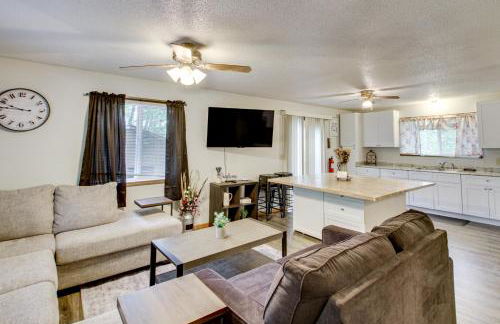 Near Lakes Updated Family Home with Deck in Cushing - Foto 8