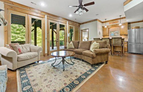 Lakefront Retreat Luxury Home with Private Dock - Photo 39