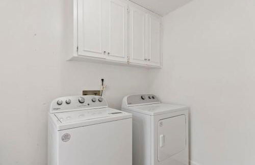 Large Fenced Yard near Midtown- Shamrock Stay - Foto 52