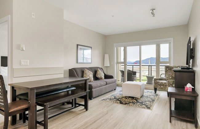 Lakefront Lux 2BR Symphony Of Comfort - Photo 18