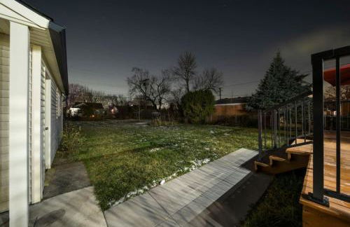 Elegant Oasis 4 Bedroom Home Away from Home - Photo 29