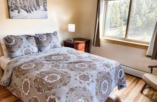 New! Beautiful, Spacious Modern Home on a Large Acreage - Peaks & Prairies Retreat - Foto 14