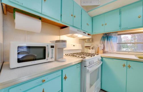 12 Mi to Skiing Manistee Lake Cottage with Fire Pit - Foto 6