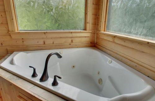 Astounding River View - Outdoor Hot Tub, Volleyball Net, Game Room + More! - Foto 26