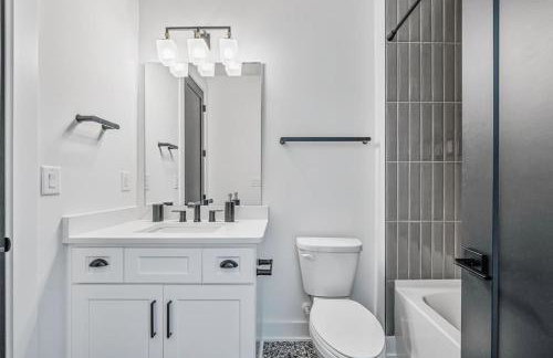 Modern 4BR Retreat in Uptown! - Foto 21