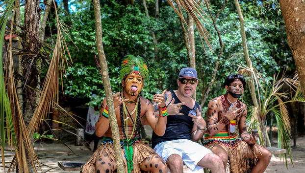 Foto com os índios Pataxós