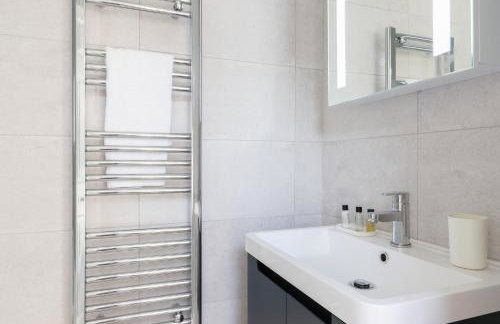 Sanjo Suite - Sleek 2BR Home with Parking & WIFI - Foto 9