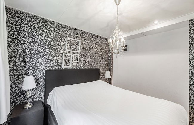 Fantastic Chalet Near Open Waterways, hot tub - Photo 4