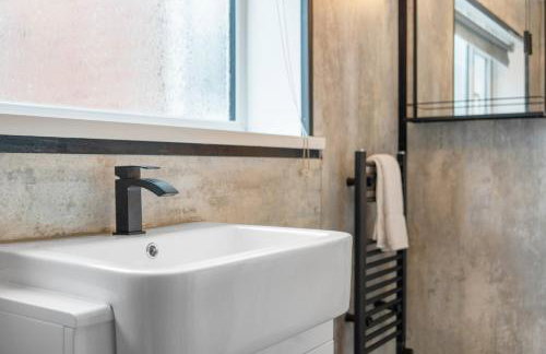 4BR House By Astra Residences Short Lets & Serviced Accommodation Stanley With Free Parking & Instant Booking - Foto 38