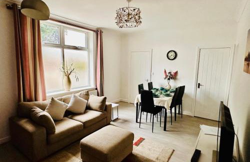 #56 4-Bedroom House Near Shops with Free Parking - Foto 30