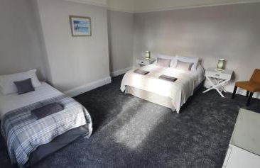 Free Parking, Huge 4 King Bedroom Townhouse, Fast WIFI, Fully Equipped Kitchen, 15 min drive to Nissan, 20 min to Newcastle Sunderland, Ideal for Long Term Contractor etc Stays, Regular Housekeeping Option - Dwellcome Home Ltd - See Our Site for Assurance - Foto 10