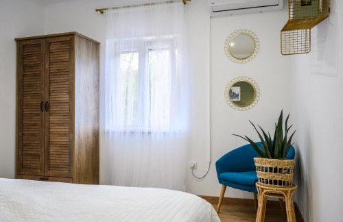 Mila and Jurija Formenti 2 apartments in heart of nautic marina, with heated swimming pool May till October, bikes, Sup, kajak, free parking in our garden - Photo 18