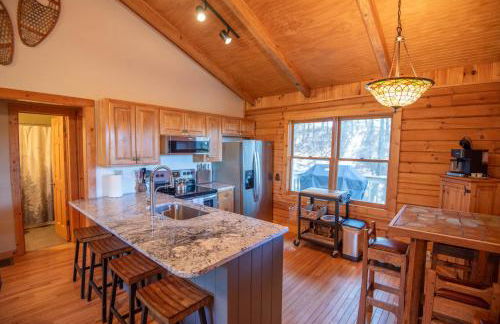 Secluded & Private Retreat- Hot Tub, Fire Pit, Near New River State Park - Foto 2