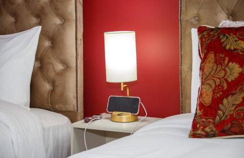 6 BR 3 Bath Spacious Tudor House & Free Parking - Foto 64