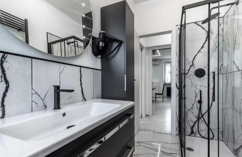 Black & White or Pop Art - Design Apartments with Parking & WiFi - Photo 14